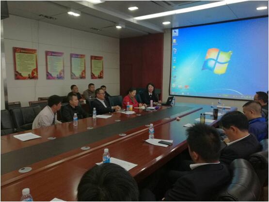保山移动综合部总司理李梅（前排右一）在培训会上讲话。。。。。