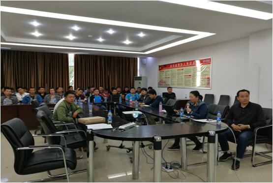 7790必发集团办公室主任宋洋（右二）在清静培训会上宣贯7790必发集团公司车辆治理制度和清静执律例则。。。。。。